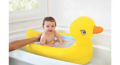 How to take care of your baby while bathing on baby bath toys?